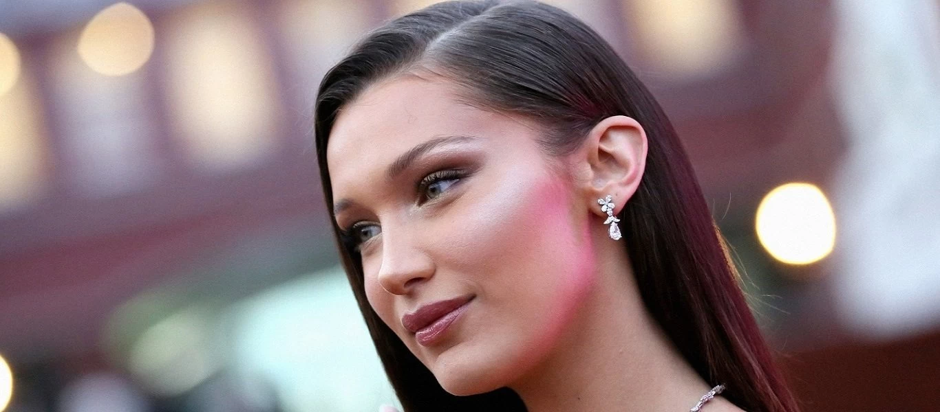 Μπ. Χαντίντ: Ποζάρει τόπλες και ανάβει «φωτιές» (βίντεο)